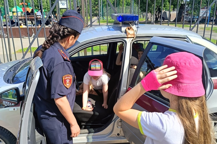 В Ленинградской области сотрудники Росгвардии провели урок мужества для детей образовательного центра «Квадратик»