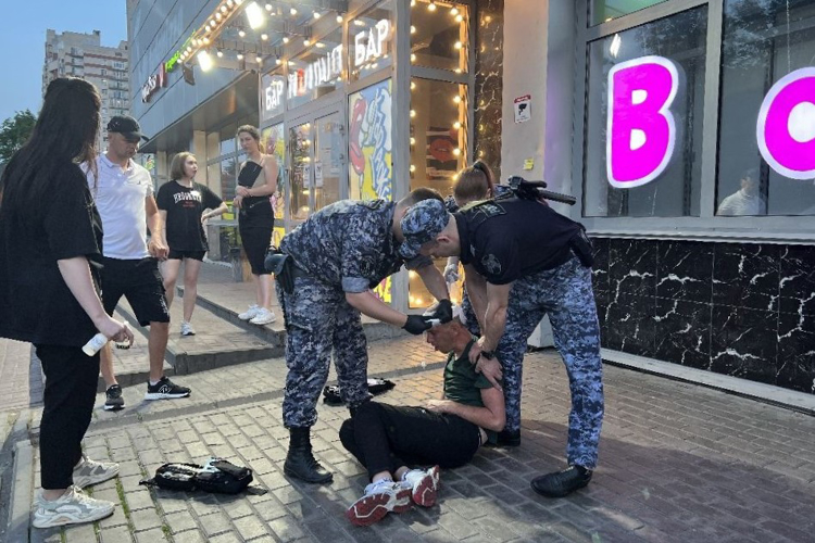 В Выборгском районе сотрудники Росгвардии задержали правонарушителей, избивших посетителя бара, и оказали ему доврачебную помощь