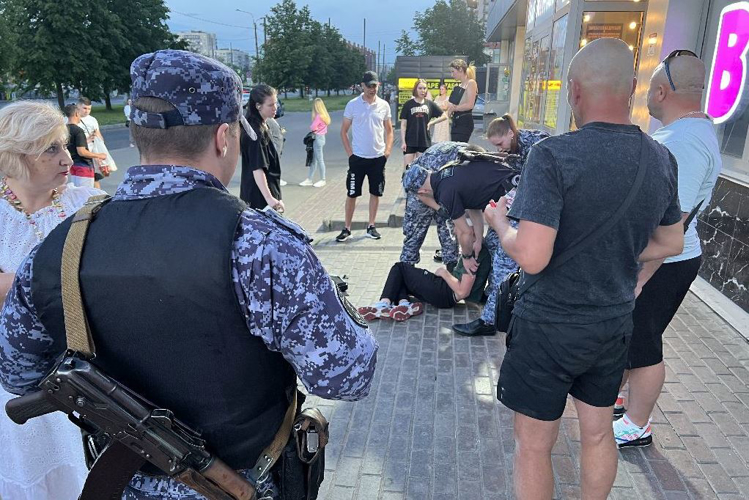 В Выборгском районе сотрудники Росгвардии задержали правонарушителей, избивших посетителя бара, и оказали ему доврачебную помощь