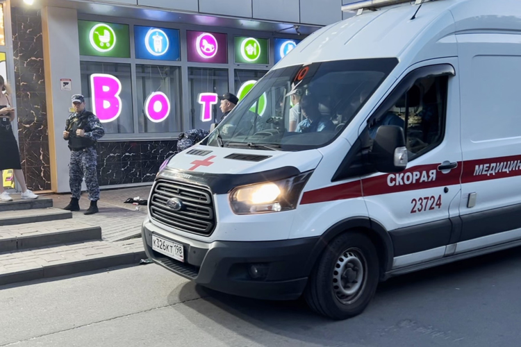 В Выборгском районе сотрудники Росгвардии задержали правонарушителей, избивших посетителя бара, и оказали ему доврачебную помощь