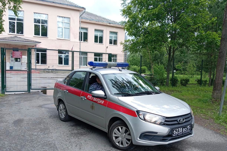 В Ленобласти росгвардейцы задержали правонарушителя, который сделал закладку с запрещенным веществом у здания школы