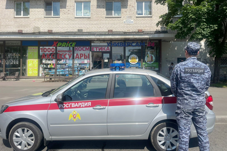 В Кировском районе наряд Росгвардии обнаружил пропавшую 88-летнюю женщину и передал её родственникам