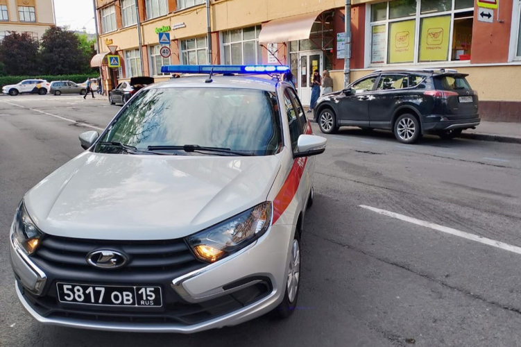 В Петроградском районе наряд Росгвардии задержал правонарушителя, ударившего бутылкой администратора магазина