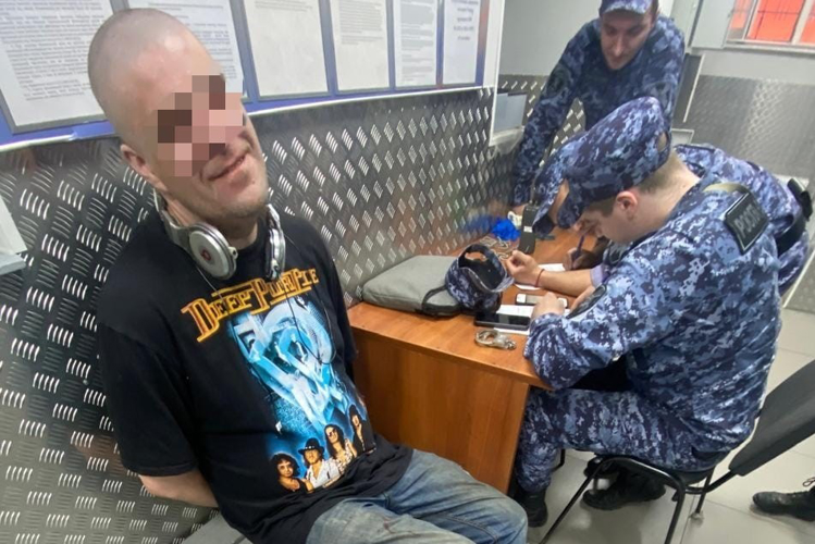 В Петроградском районе наряд Росгвардии задержали хулигана, угрожавшего ножом гражданам в Подковыровском саду