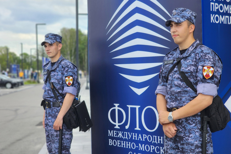 В Санкт-Петербурге личный состав Росгвардии принял участие в обеспечении правопорядка при проведении XII Международного военно-морского салона