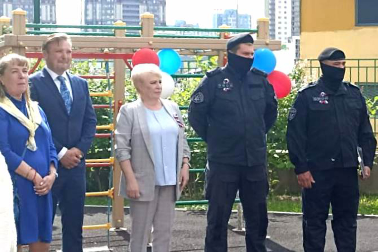 В Санкт-Петербурге сотрудники ОМОН "Бастион" Росгвардии приняли участие в праздничном мероприятии, посвящённом Дню России