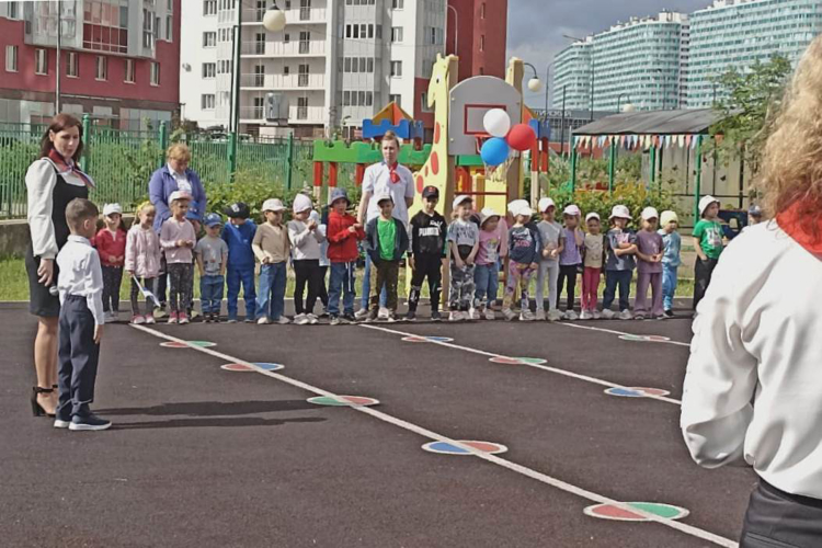 В Санкт-Петербурге сотрудники ОМОН "Бастион" Росгвардии приняли участие в праздничном мероприятии, посвящённом Дню России
