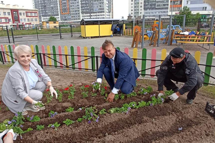 В Санкт-Петербурге сотрудники ОМОН "Бастион" Росгвардии приняли участие в праздничном мероприятии, посвящённом Дню России