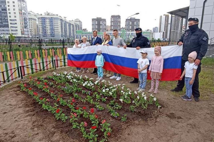 В Санкт-Петербурге сотрудники ОМОН "Бастион" Росгвардии приняли участие в праздничном мероприятии, посвящённом Дню России
