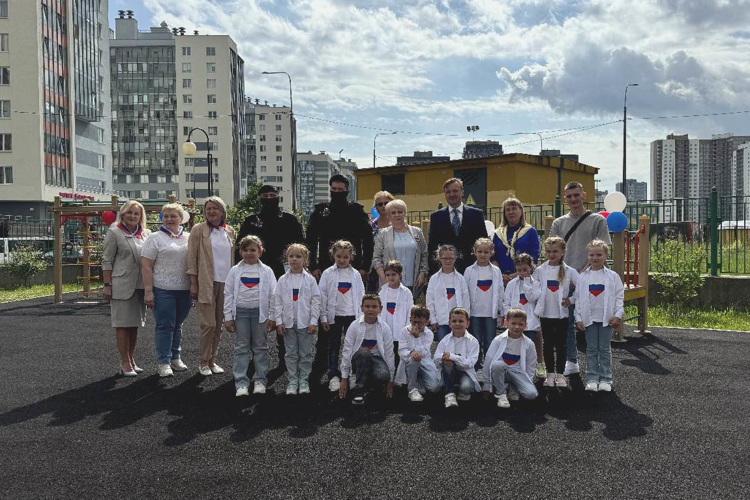 В Санкт-Петербурге сотрудники ОМОН "Бастион" Росгвардии приняли участие в праздничном мероприятии, посвящённом Дню России