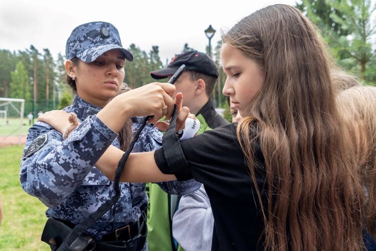 В Ленинградской области сотрудники Росгвардии провели урок мужества для воспитанников детского спортивно-оздоровительного лагеря «Россонь»