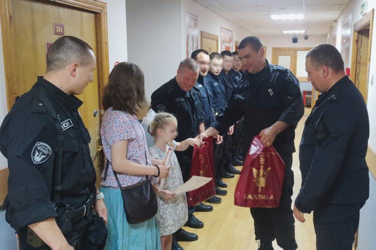 В транспортном ОМОН "Балтика" Росгвардии поблагодарили юных участников конкурса патриотической песни