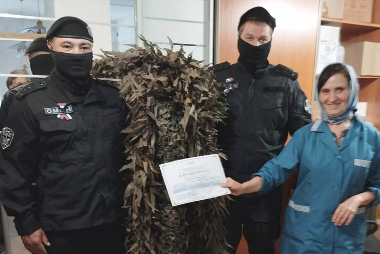 В Санкт-Петербурге сотрудники ОМОН "Бастион" Росгвардии приняли участие в праздничном мероприятии, посвящённом Дню России