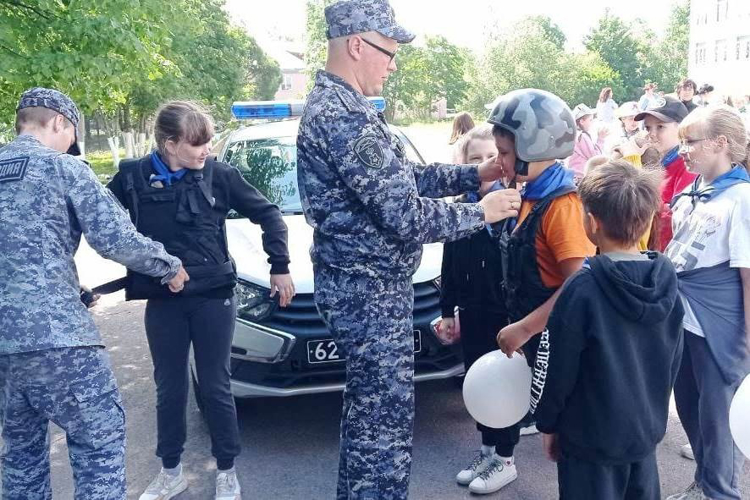 В Приозерске сотрудники Росгвардии провели мероприятия, посвященные Дню России