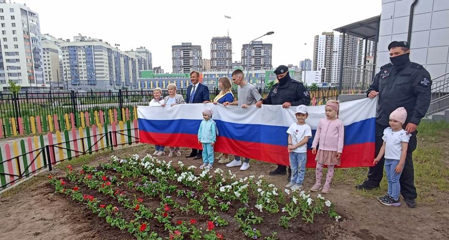 В Санкт-Петербурге сотрудники ОМОН "Бастион" Росгвардии приняли участие в праздничном мероприятии, посвящённом Дню России