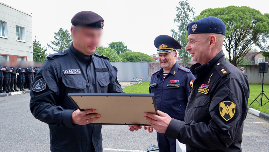 Командующий Северо-Западным округом Росгвардии вручил грамоты сотрудникам и военнослужащим ведомства за обеспечение безопасности XXVII ПМЭФ
