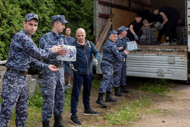 В Санкт-Петербурге сотрудники Росгвардии направили гуманитарную помощь военнослужащим и мирным жителям, находящимся в зоне специальной военной операции