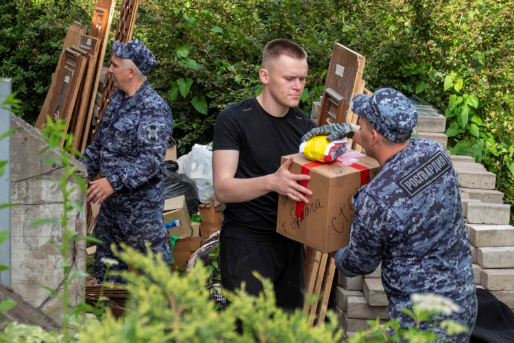 В Санкт-Петербурге сотрудники Росгвардии направили гуманитарную помощь военнослужащим и мирным жителям, находящимся в зоне специальной военной операции