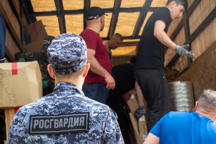 В Санкт-Петербурге сотрудники Росгвардии направили гуманитарную помощь военнослужащим и мирным жителям, находящимся в зоне специальной военной операции