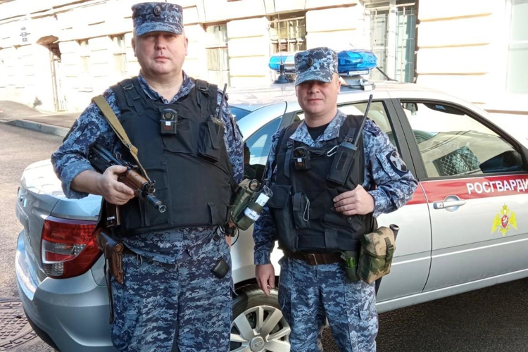 В Адмиралтейском районе наряд Росгвардии разыскал юного гостя Петербурга, самостоятельно покинувшего экскурсионный автобус