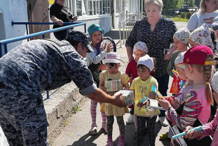 В Петербурге и Ленобласти сотрудники Росгвардии провели мероприятия, посвященные Международному дню защиты детей
