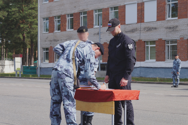 Молодые сотрудники ОМОН ГУ Росгвардии торжественно приняли присягу