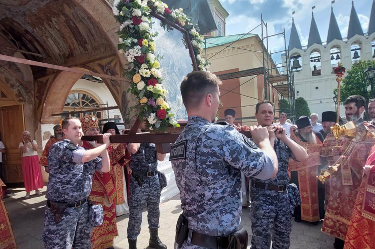 В Тихвине сотрудники Росгвардии обеспечили правопорядок на церемонии перенесения Тихвинской иконы Божией матери в Успенский собор