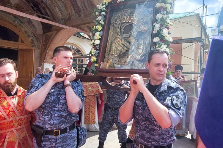 В Тихвине сотрудники Росгвардии обеспечили правопорядок на церемонии перенесения Тихвинской иконы Божией матери в Успенский собор