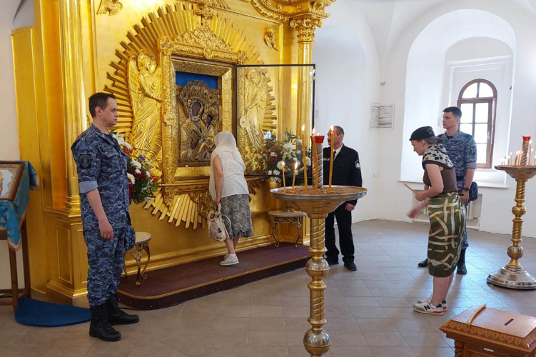 В Тихвине сотрудники Росгвардии обеспечили правопорядок на церемонии перенесения Тихвинской иконы Божией матери в Успенский собор