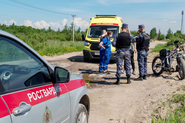 В Петербурге сотрудники Росгвардии пришли на помощь упавшему с электровелосипеда мужчине