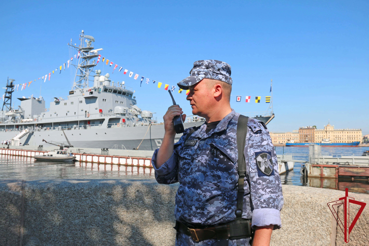 Сотрудники и военнослужащие ГУ Росгвардии приняли участие в обеспечении безопасности Главного военно-морского парада