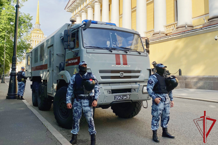 Сотрудники и военнослужащие ГУ Росгвардии приняли участие в обеспечении безопасности Главного военно-морского парада