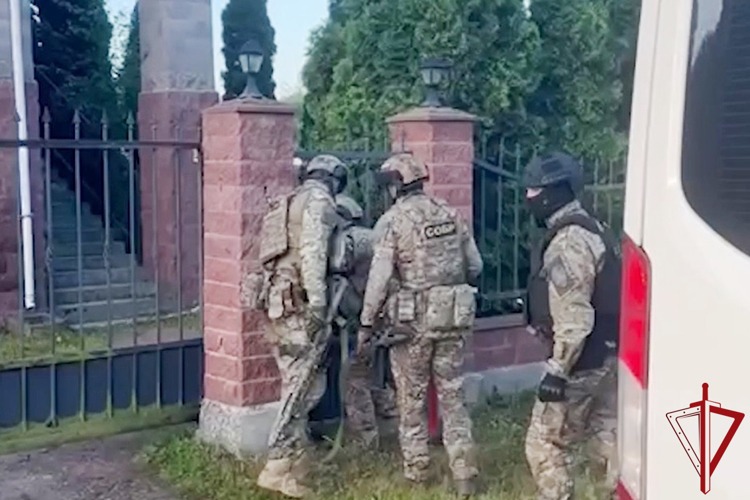 В Петербурге сотрудники СОБР Росгвардии обеспечили проведение следственных мероприятий по уголовному делу о незаконной продаже черной икры