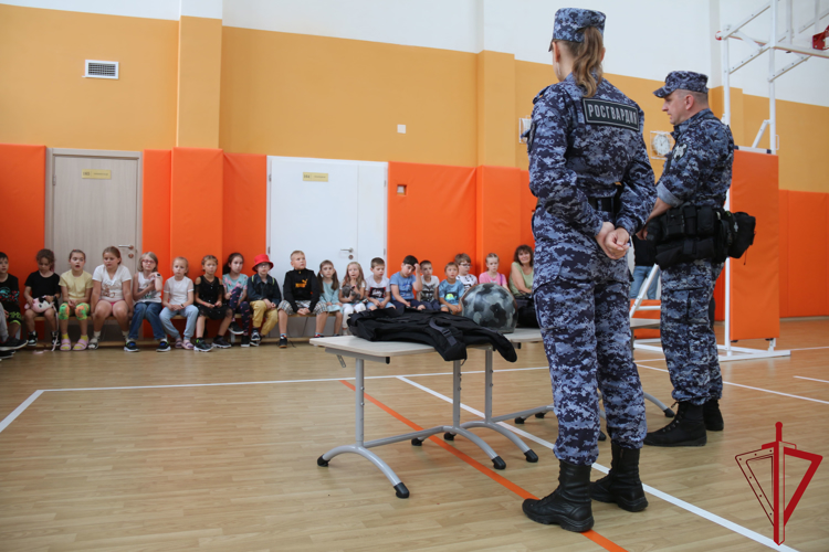 В Выборгском районе сотрудники Росгвардии провели встречу для воспитанников летнего лагеря