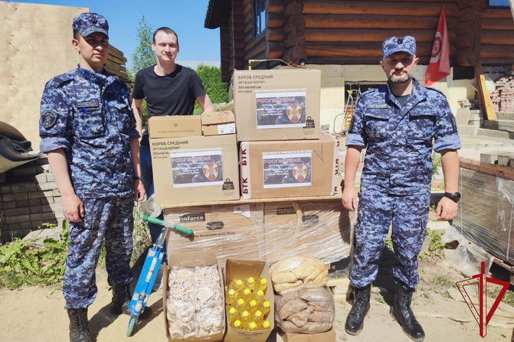 Петербургские сотрудники Росгвардии оказали поддержку военнослужащим и мирным жителям, находящимся в зоне специальной военной операции