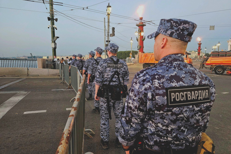 Сотрудники и военнослужащие ГУ Росгвардии приняли участие в охране правопорядка и безопасности на празднике выпускников "Алые паруса"