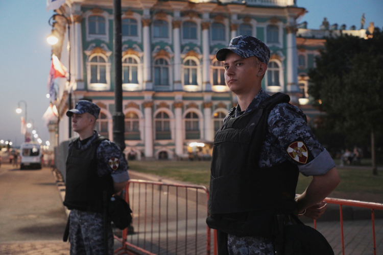Сотрудники и военнослужащие ГУ Росгвардии приняли участие в охране правопорядка и безопасности на празднике выпускников "Алые паруса"