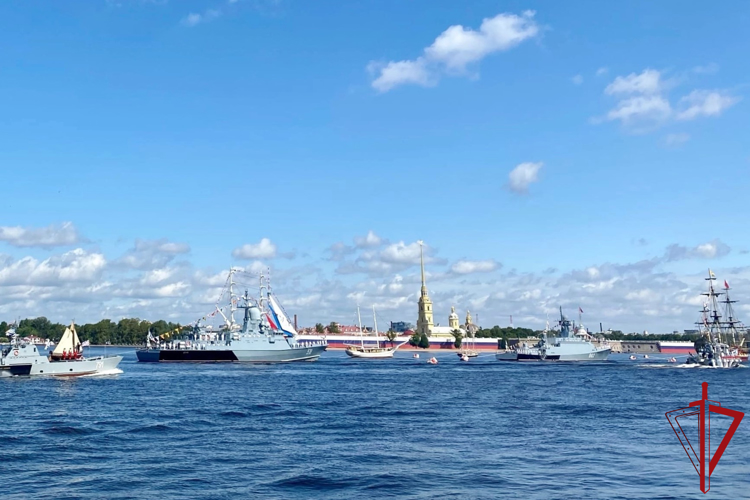 Сотрудники и военнослужащие ГУ Росгвардии приняли участие в обеспечении безопасности Главного военно-морского парада