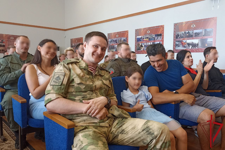 В Санкт-Петербурге сотрудники и военнослужащие Росгвардии присоединились к акции «Мы вместе»