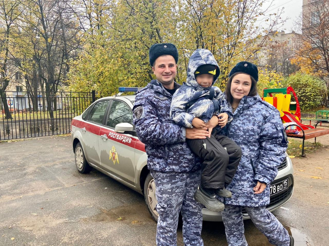 В преддверии Дня семьи, любви и верности сотрудники вневедомственной охраны Санкт-Петербурга рассказали о своих семейных ценностях