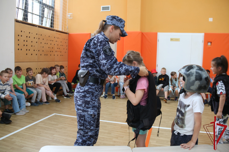 В Выборгском районе сотрудники Росгвардии провели встречу для воспитанников летнего лагеря