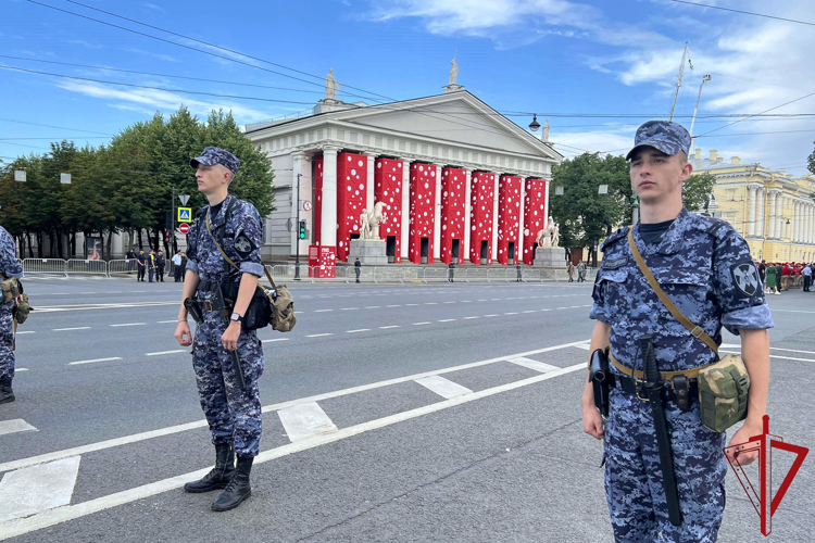 Сотрудники и военнослужащие ГУ Росгвардии приняли участие в обеспечении безопасности Главного военно-морского парада