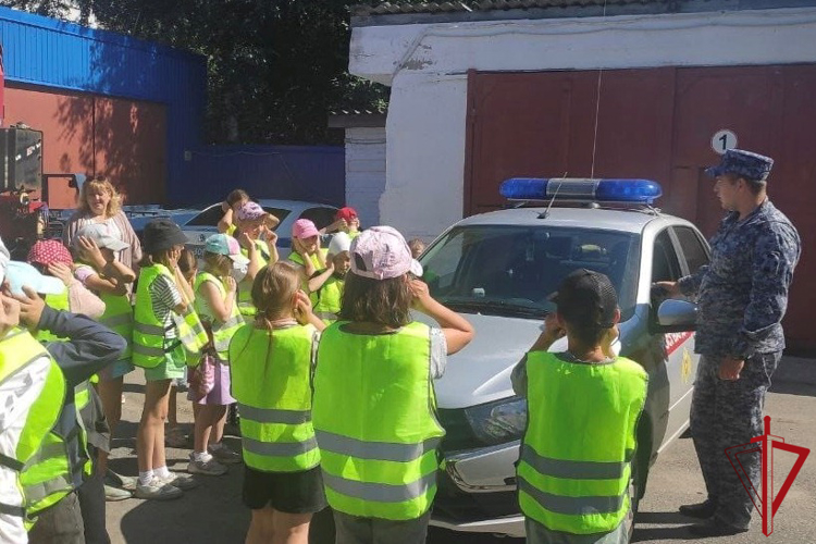 В Приозерске сотрудники Росгвардии провели встречу с воспитанниками детского летнего лагеря