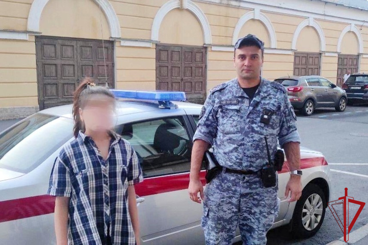 В Адмиралтейском районе наряд Росгвардии разыскал несовершеннолетнюю, не вернувшуюся домой после прогулки