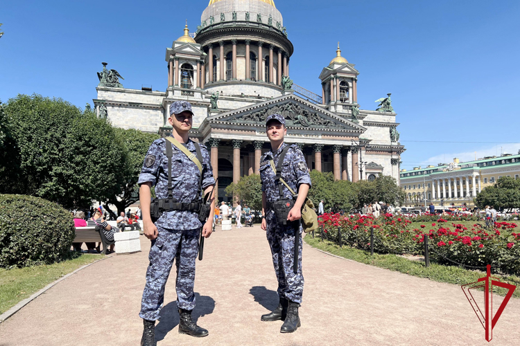 Сотрудники и военнослужащие ГУ Росгвардии приняли участие в обеспечении безопасности Главного военно-морского парада
