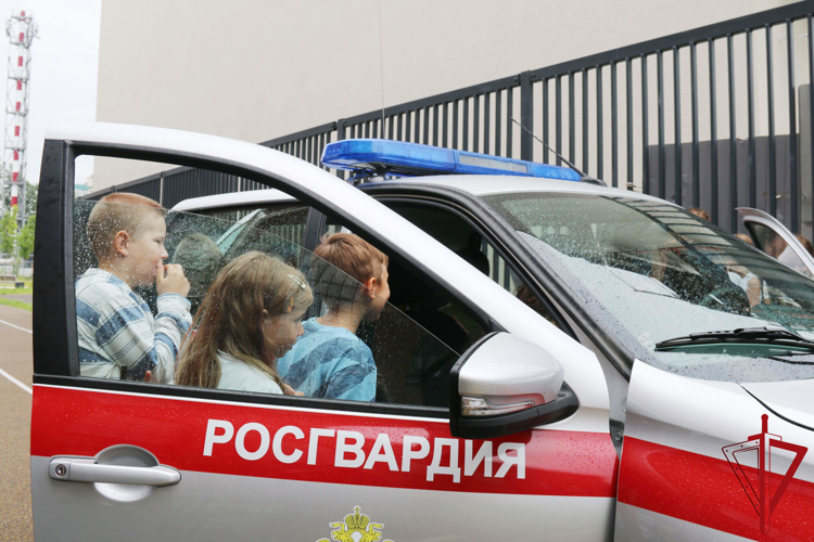 В Выборгском районе сотрудники Росгвардии провели встречу для воспитанников летнего лагеря