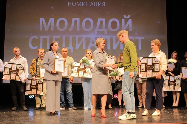В Ленинградской области сотруднику Росгвардии была вручена благодарность за гражданско-патриотическое воспитание подрастающего поколения