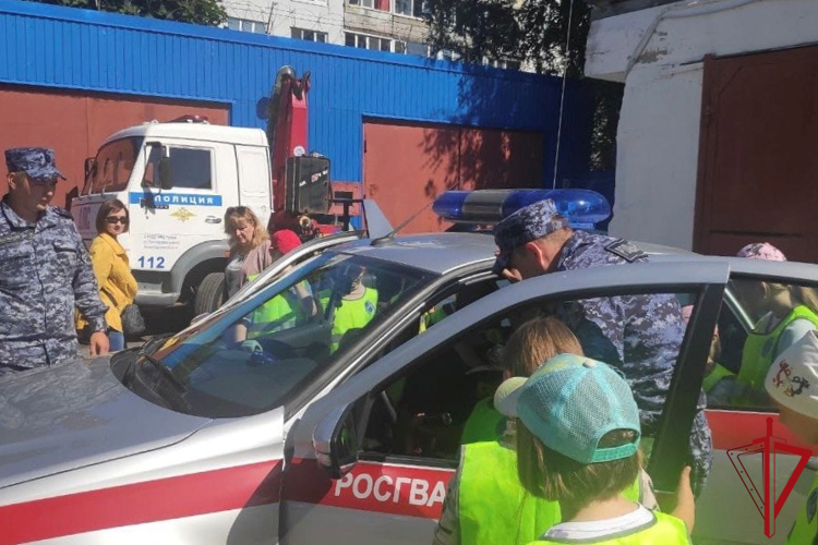 В Приозерске сотрудники Росгвардии провели встречу с воспитанниками детского летнего лагеря