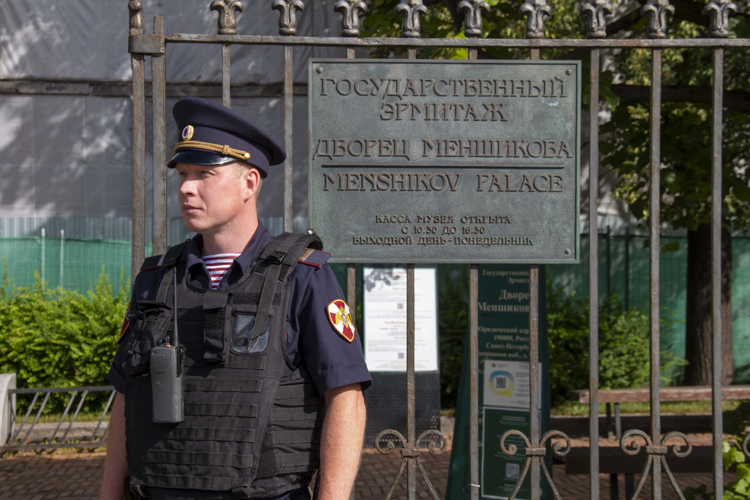 В преддверии Дня семьи, любви и верности сотрудники вневедомственной охраны Санкт-Петербурга рассказали о своих семейных ценностях