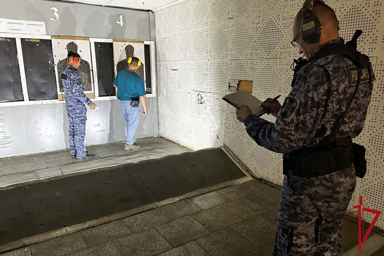 В Санкт-Петербурге сотрудники вневедомственной охраны приняли участие в чемпионате по легкоатлетическому кроссу и служебному двоеборью